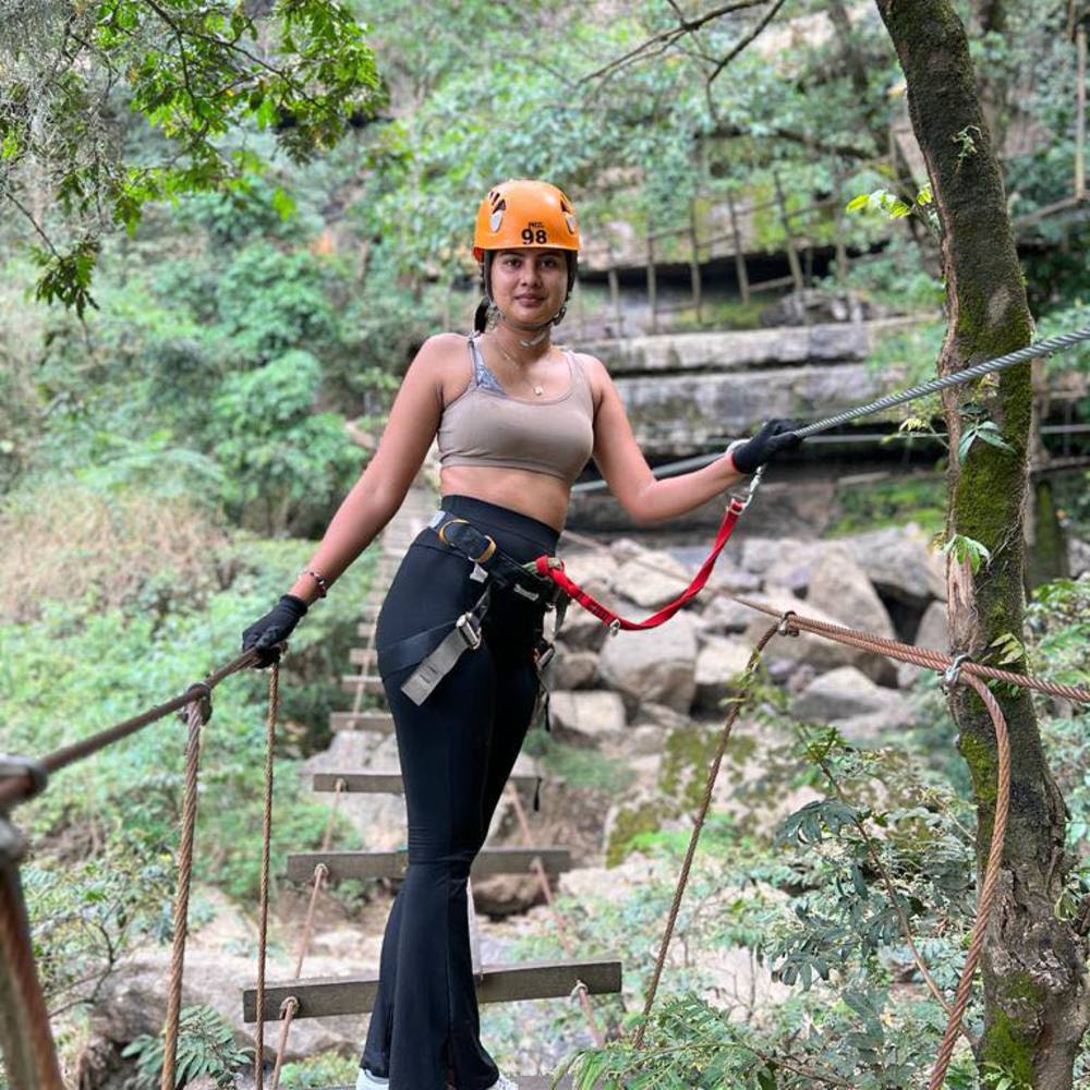 Meet your Posher, Adelina